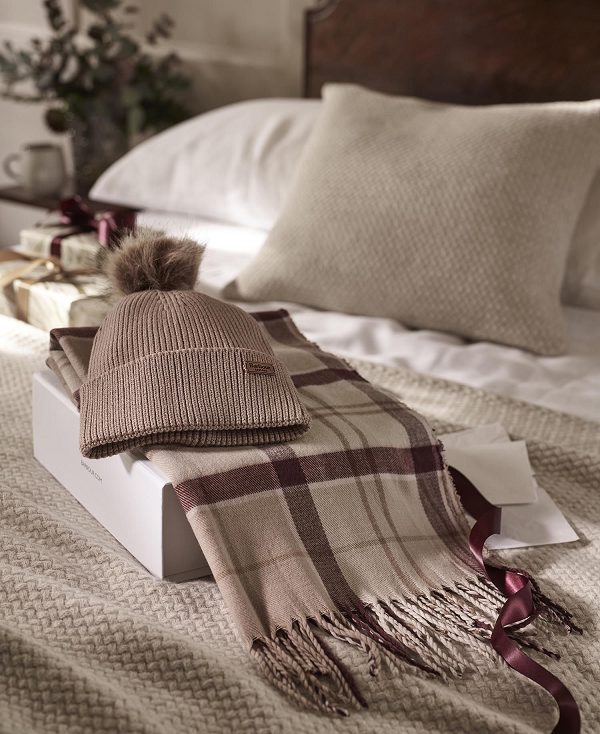 Barbour Dover Beanie & Hailes Scarf Gift Set Muted Cabernet | BABO90022